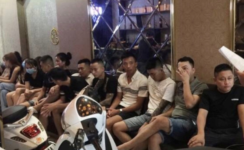 Phạt chủ quán karaoke và 19 khách không chấp hành quy định phòng, chống dịch Covid-19